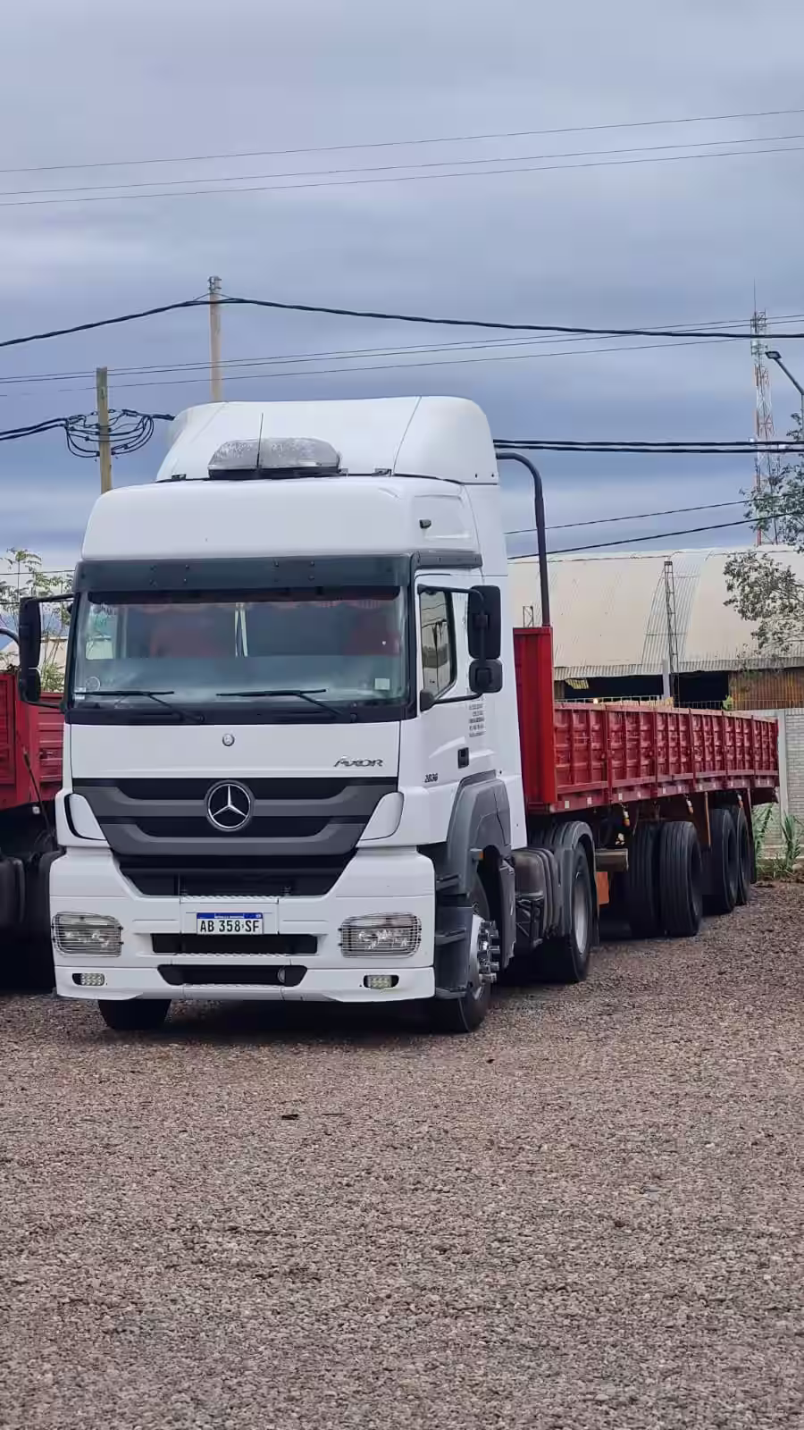 Camión Mercedes Benz Axor 2036, equipo propio de Rutas del Sur para logística nacional