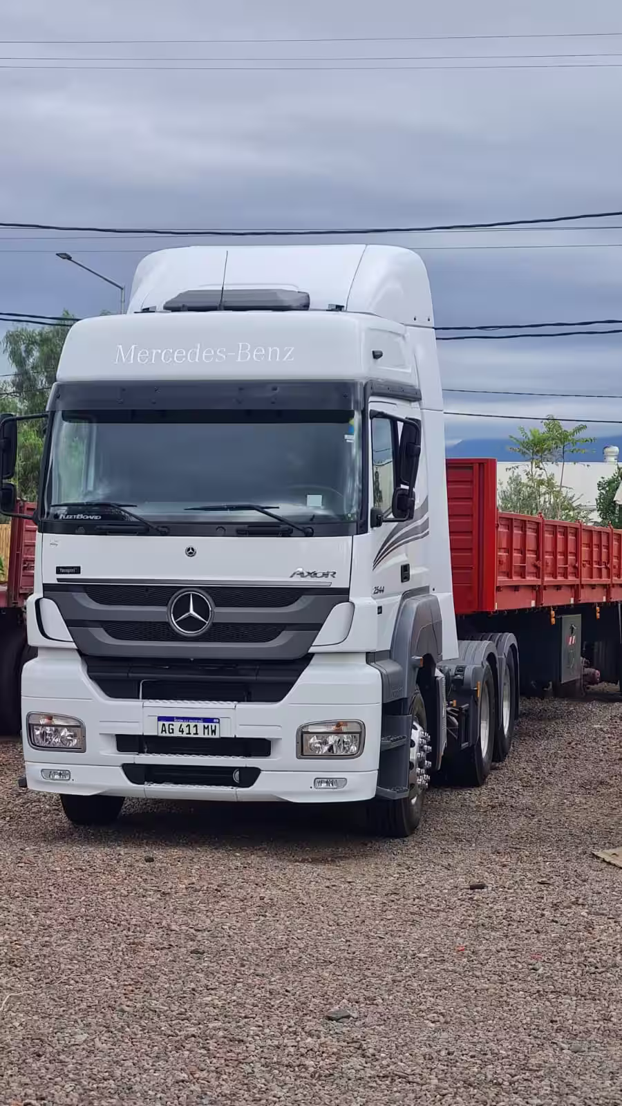 Unidad Mercedes Benz Axor 2544 de Rutas del Sur, configuración 6x2 para transporte de carga pesada