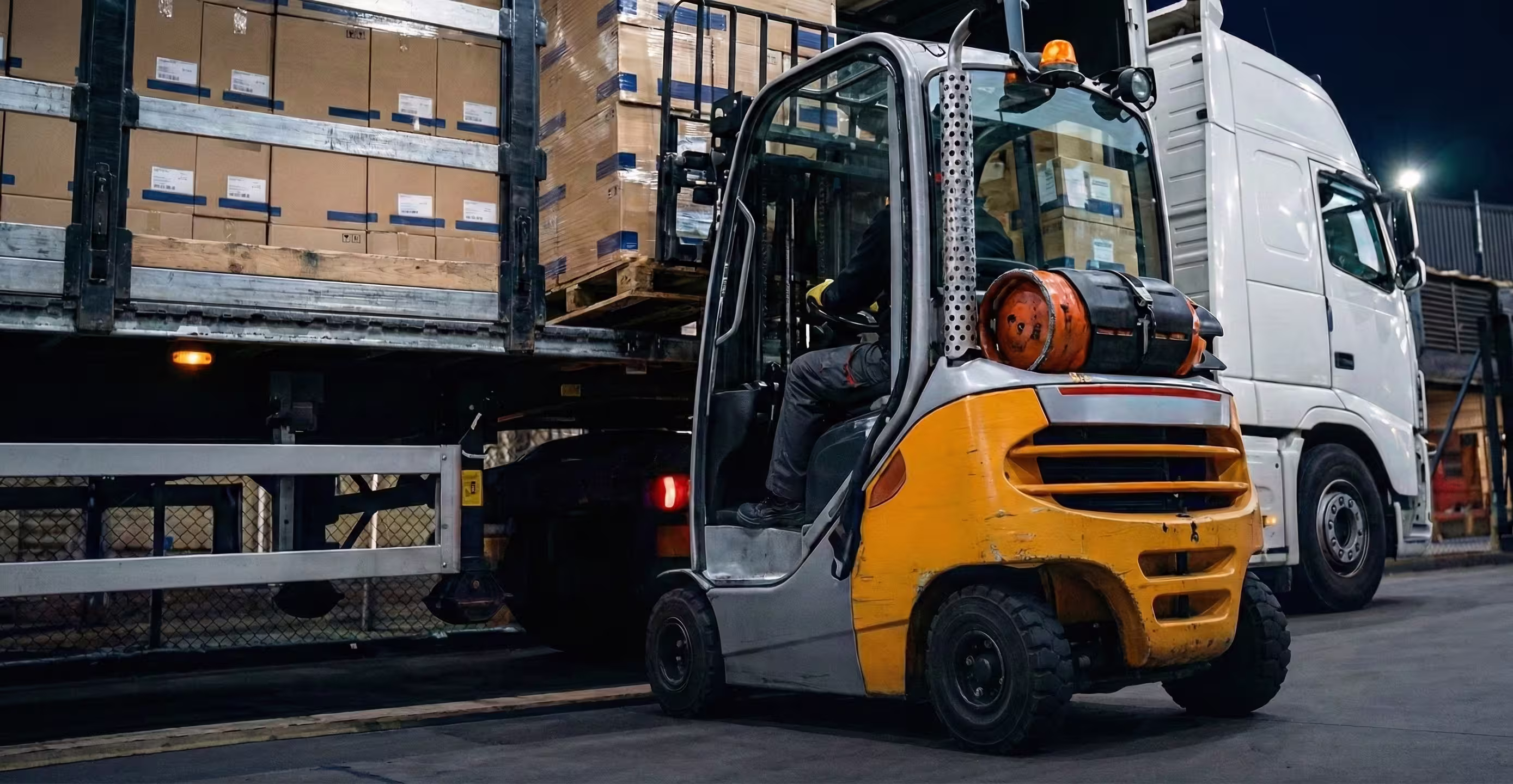 Mercadería paletizada cargada en semirremolque Rutas del Sur para logística nacional